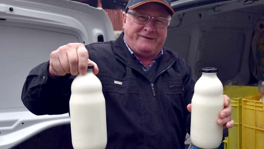 Svakog jutra Đuro Lukić (74) dostavlja domaće mlijeko brojnim obiteljima