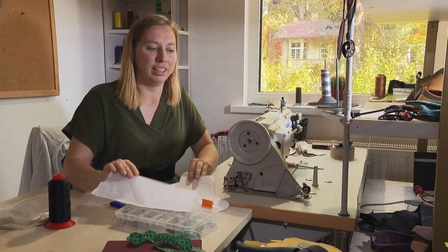 Dala otkaz u školi, sada na selu izrađuje vrlo traženu "barefoot" obuću od kože