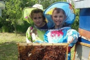 Mia i Filip zasigurno su najmlađi pčelari u regiji, na prvom vrcanju meda bili su sa samo 3 godine