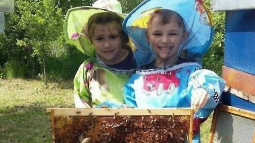 Mia i Filip zasigurno su najmlađi pčelari u regiji, na prvom vrcanju meda bili su sa samo 3 godine