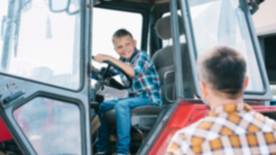 Maloljetnik vozio traktor i objavljivao na Tik Toku, protiv oca podignuta optužnica