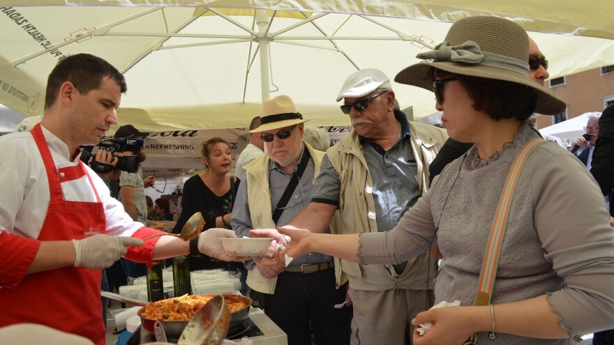 Dodijeljena godišnja priznanja, a na Maslinarskom marendinu "planulo" 600 porcija šalše od tune s maslinama