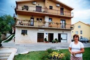 Obitelj Latinac u gradu na Cetini