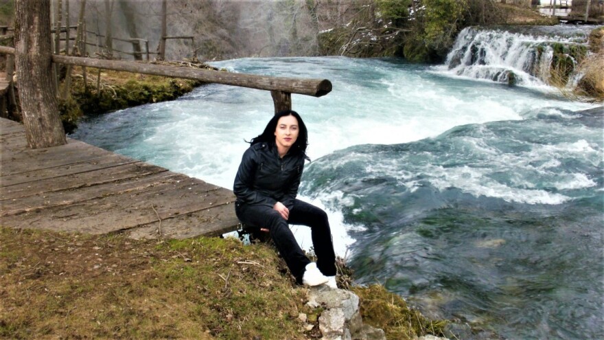 Bivša vojnikinja pušku je zamijenila štihačom, a donacijama hrane pomaže potrebitima