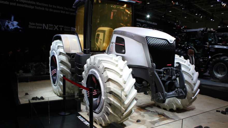 MF Next - traktor inspirisan prvim sletanjem na Mesec