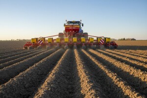 Mato Kalistović posijao repu Tempo sijačicom