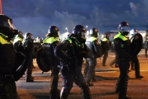 Nizozemski poljoprivrednici se ne smiruju - policija pucala na traktor, naređena istraga