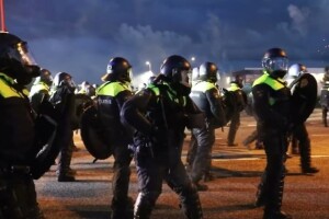 Nizozemski poljoprivrednici se ne smiruju - policija pucala na traktor, naređena istraga