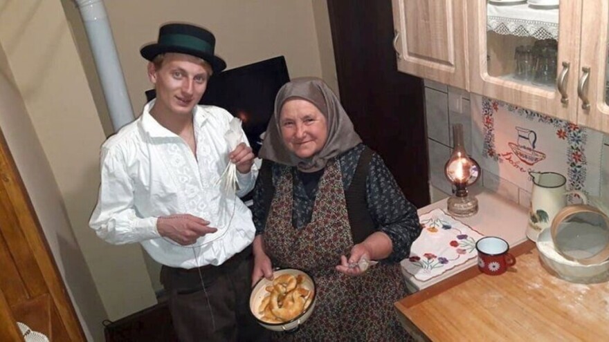 Tko još radi mazalice od guščjeg perja? Pronašli smo mladića koji zna znanje!