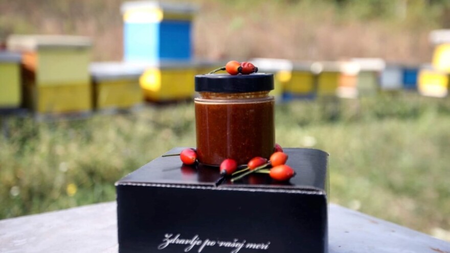 Evo kako nastaju lekoviti proizvodi na bazi meda, šipurka i crne zove