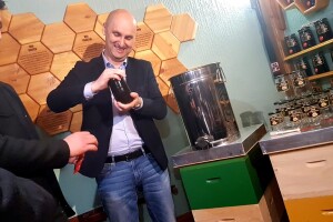 Med hrvatskih pčelinjaka u nacionalnoj staklenci i s jedinstvenim brojem pčelara koji ga je proizveo