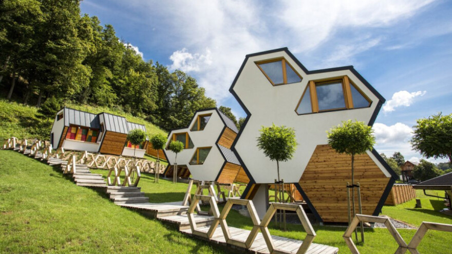 Medeno selo - mjesto gdje su kućice u obliku saća