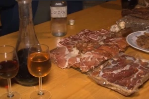 Uz dobru kapljicu i šunku nema zime!