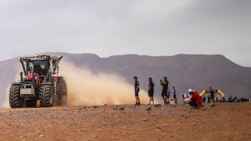 Massey Ferguson 8S - prvi traktor koji je završio utrku u pustinji