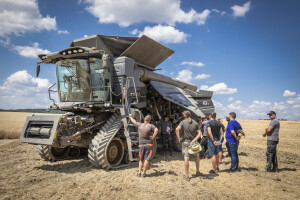 Prve fotografije novog kombajna Massey Ferguson IDEAL