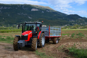 Svestran MF 5709 - od rada na polju do cestovnog transporta
