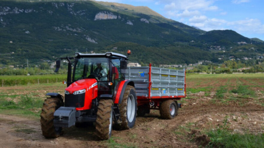 Svestran MF 5709 - od rada na polju do cestovnog transporta