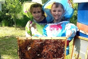 Mia i Filip zasigurno su najmlađi pčelari u regiji, na prvom vrcanju meda bili su kada im je bilo samo 3 godine