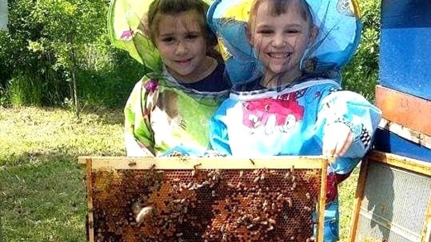 Mia i Filip zasigurno su najmlađi pčelari u regiji, na prvom vrcanju meda bili su kada im je bilo samo 3 godine