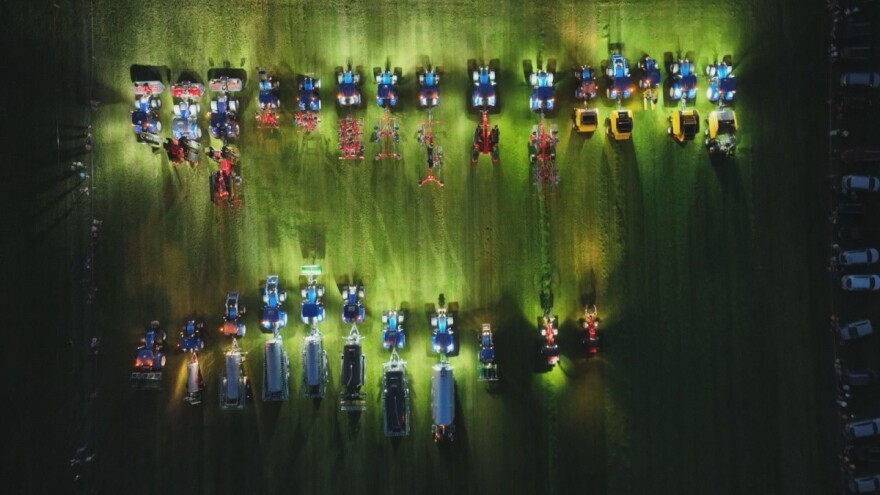 SIP na noćnom demu predstavio i najveću vučenu kosilicu na svijetu