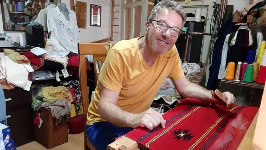 Miki Anđelković: Izrada narodnih nošnji ravna je nauci