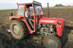 Iz školskih klupa u traktor pa na njivu!