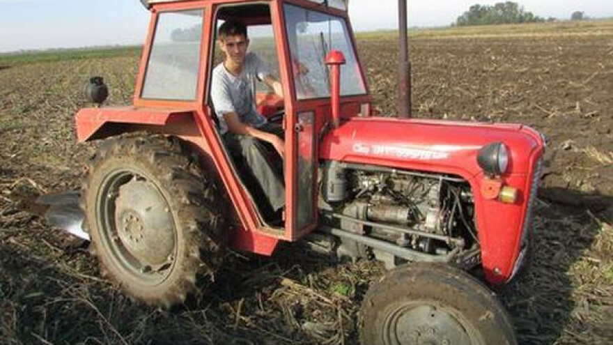 Iz školskih klupa u traktor pa na njivu!