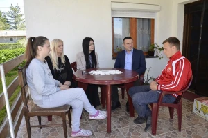 Gračanica: Miloš Rajković (23) obrađuje zemlju i uzgaja jednu svinju
