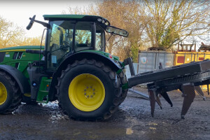 Za razminiranje ukrajinskih polja John Deere donirao 800.000 dolara