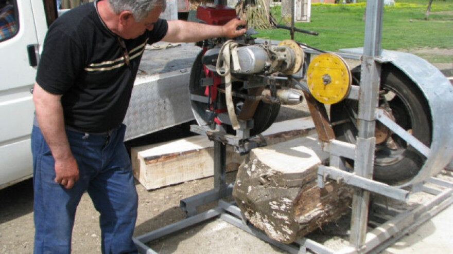 Od otpada napravio pokretnu mini pilanu