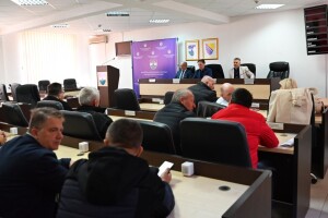 Bez "varnica" na sastanku u Bihaću: Poljoprivrednici ministru zamijenili i gumu na automobilu