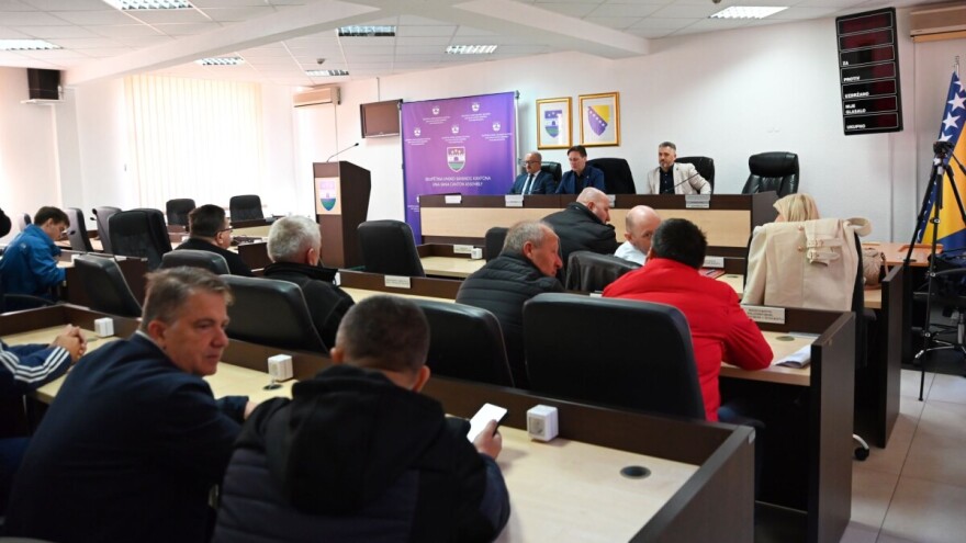 Bez "varnica" na sastanku u Bihaću: Poljoprivrednici ministru zamijenili i gumu na automobilu