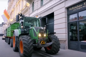 Šta radi traktor sa dve prikolice pšenice u centru Minhena?