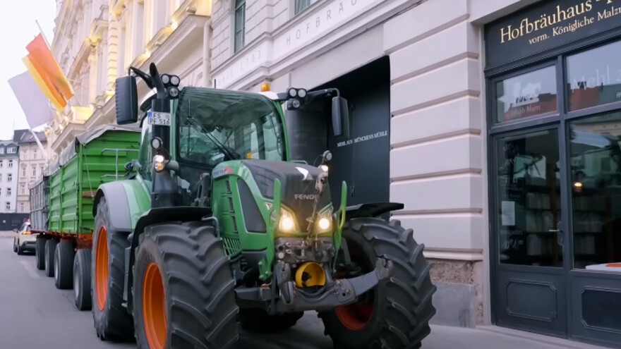 Što radi traktor s dvije prikolice pšenice u centru Münchena?