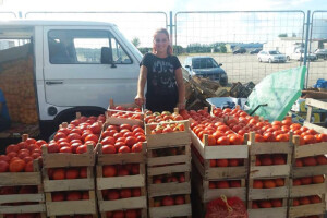 Miroslava se ne srami posla i prodaje povrće na pijaci