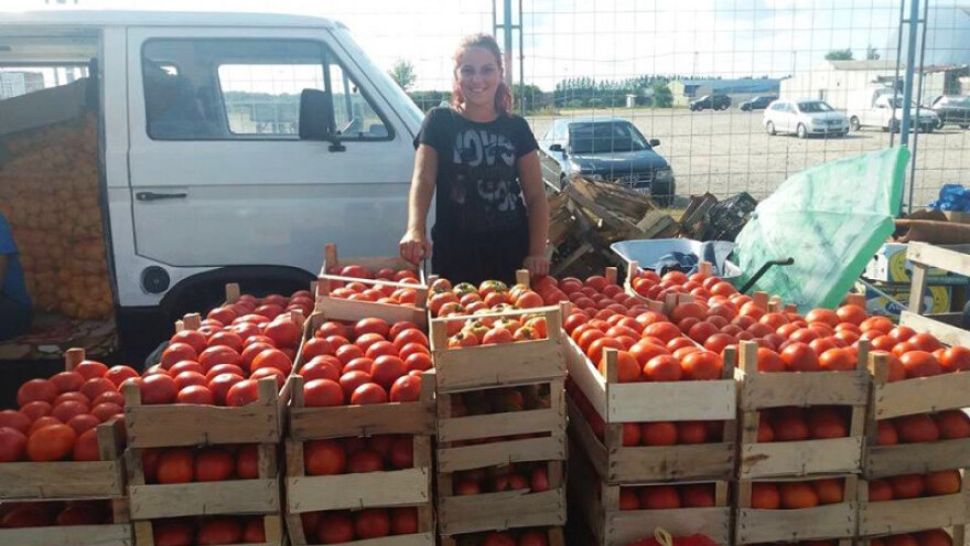 Miroslava se ne srami posla i prodaje povrće na pijaci