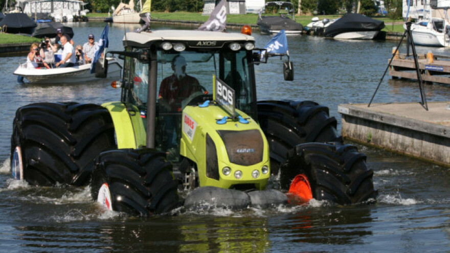 Došlo vreme da i traktori mogu ići po vodi!