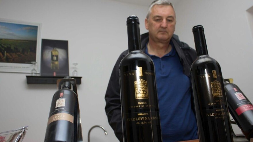 Mladen Anić krči cabernet sauvignon da bi posadio autohtonu svrdlovinu