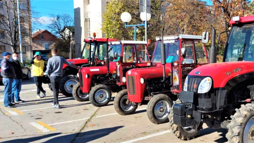 Podsticaji: Mladenovčani dobili 18 traktora i 35 priključnih mašina