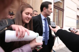 Mljekari ministrima podijelili mlijeko!