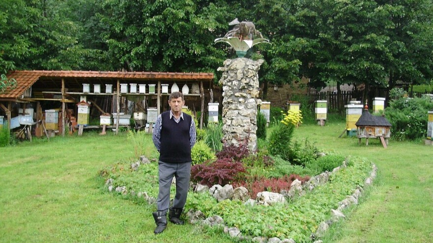 Momčilo Marković u Đurincu napravio spomenik pčeli u čast