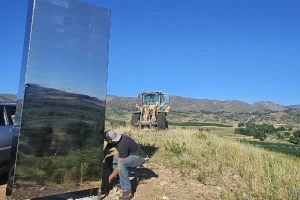 Vlasnica farme traktorom izvukla misteriozni monolit sa njive