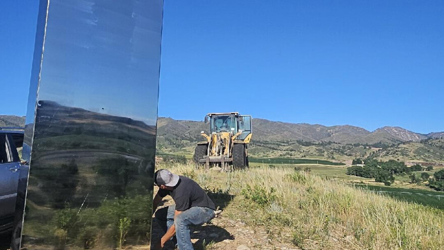 Vlasnica farme traktorom izvukla misteriozni monolit sa njive
