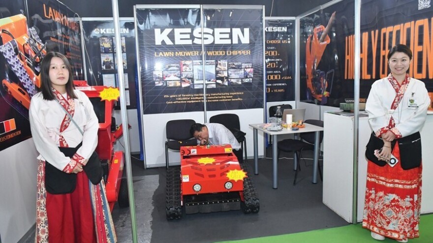 Hladovina i daljinski upravljač, a kineska kosilica radi sama. A cena?