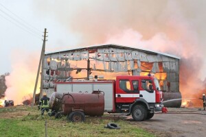 Krađa traktora, zapaljena slama i bomba u polju!