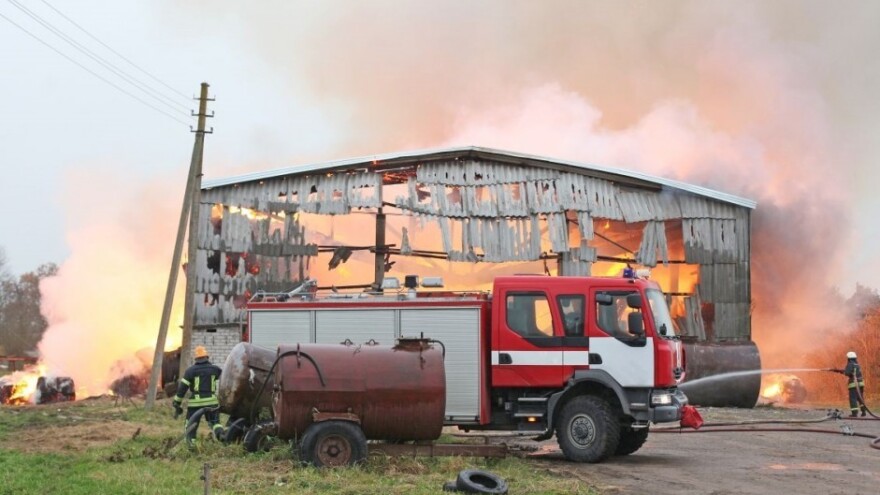 Krađa traktora, zapaljena slama i bomba u polju!