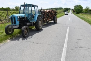 Muškarac teško ozlijeđen - u vožnji pao pod traktorsku prikolicu