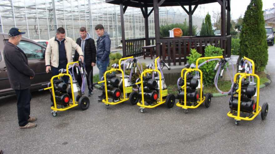 Isporučili muzilice i podijelili hranu za dojne krmače