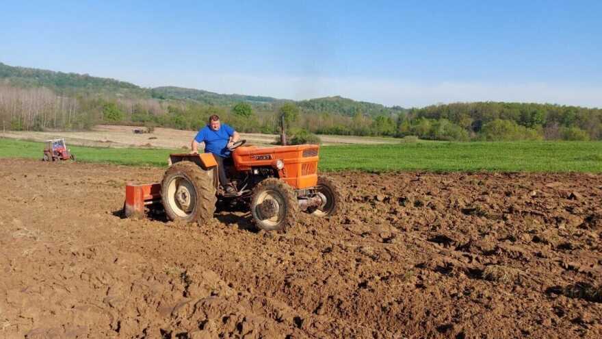 Po jednu ljutu, pa u polje: Na traktorijadi obradili četiri hektara zemlje
