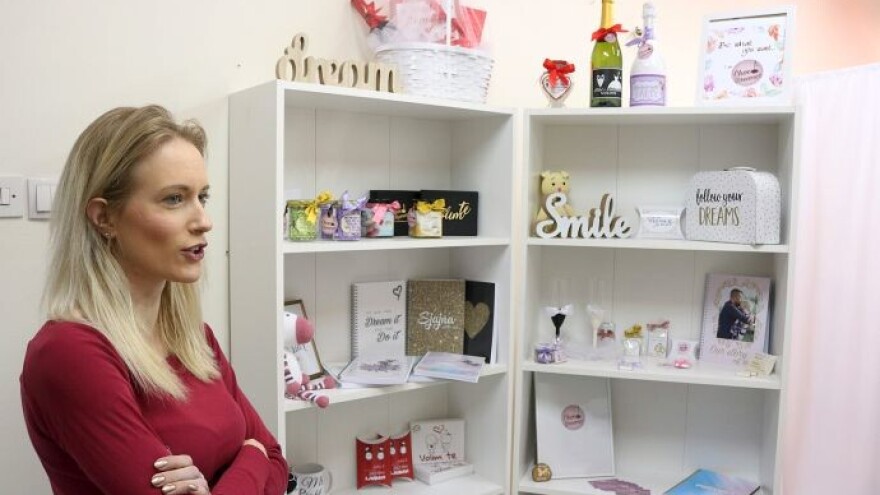 Prema željama kupaca i ličnim idejama kreira čokoladice sa porukom